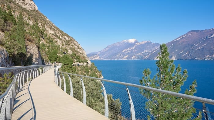 PASSEGGIATA SOSPESA SUL GARDA